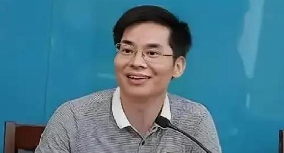 1991年，中国籍留美博士谢彦波原本前途无量，却因深夜双手插兜，去导师家里谈事，