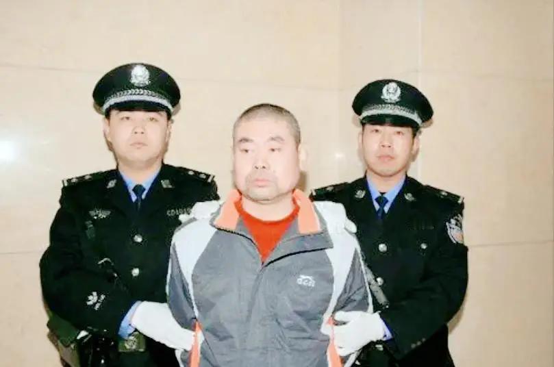 承德避暑山庄博物院相关监守自盗事件文物毁坏文物犯罪文物部门监守自盗
核心人物：李