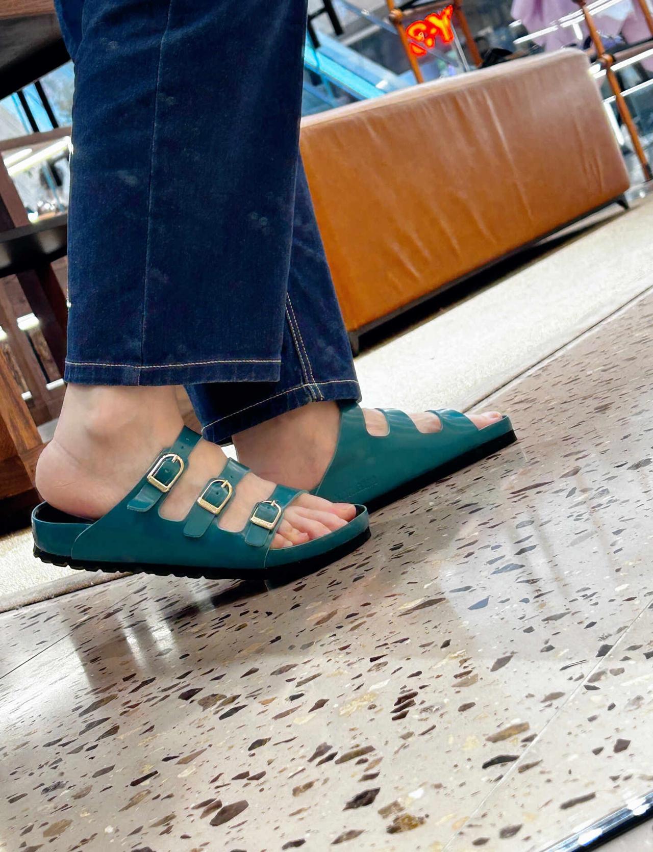 夏天穿蓝绿色总没错！
Birkenstock｜Arizona
凉鞋是夏天的理想之