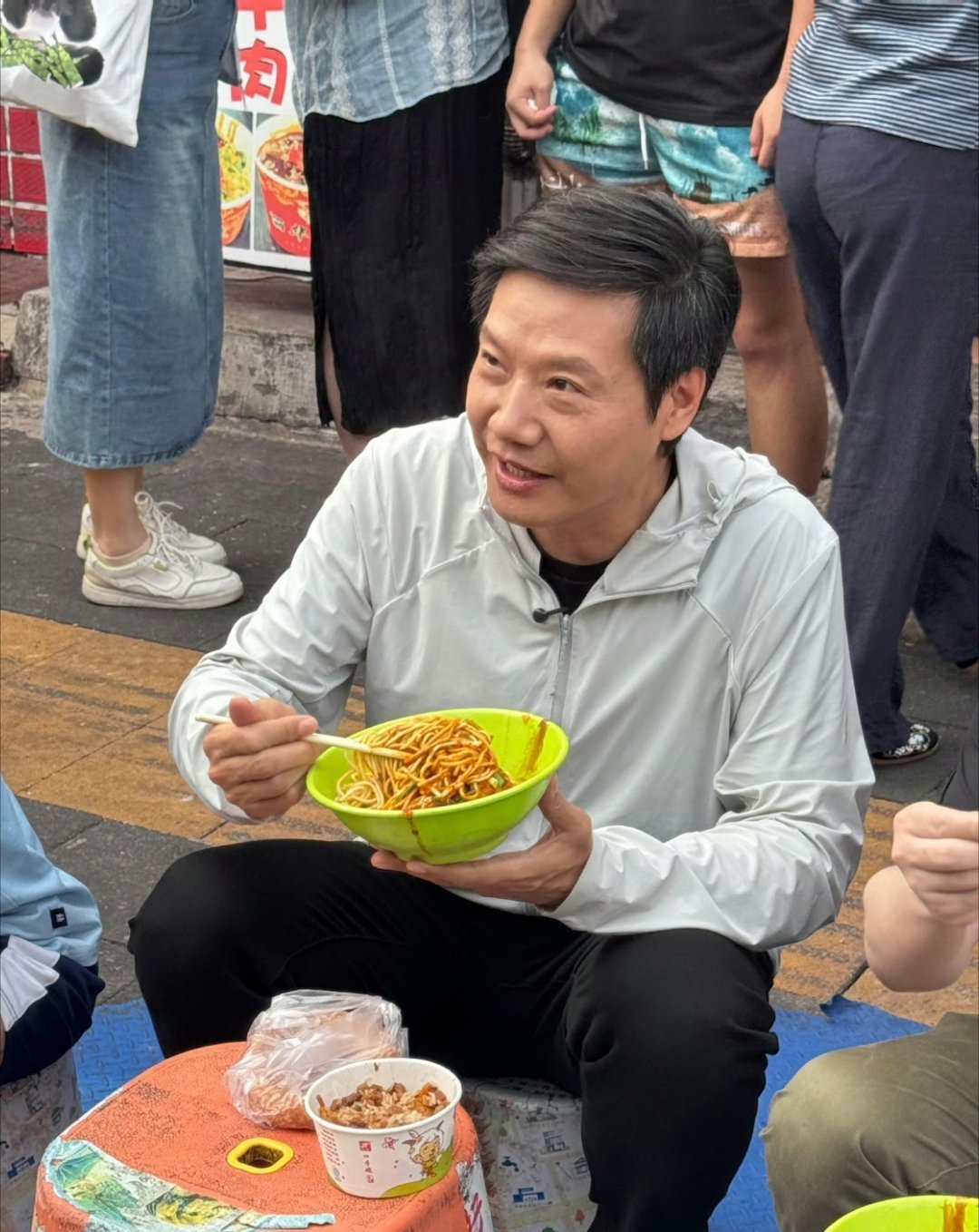 雷军过早吃热干面的姿势太地道了武汉的同学说，他以前也是这样坐路边吃热干面，一个小