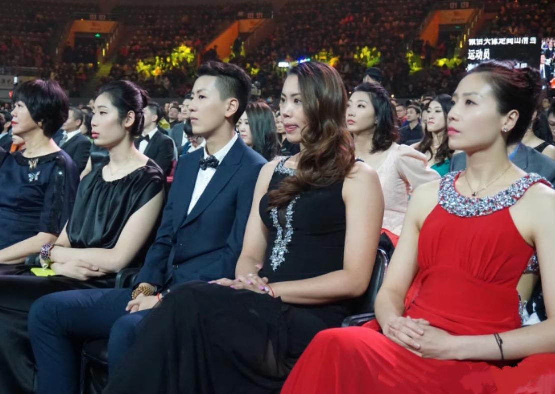 天呐，女排姑娘鲜衣盛装的样子简直太惊艳啦！

一袭红裙的魏秋月香肩裸露，玉颈修长