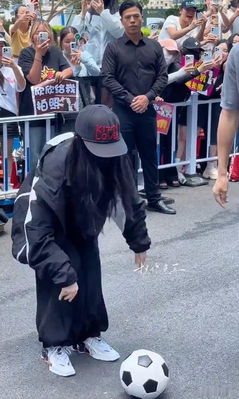 灿如繁星拿什么输虞书欣陈靖可踢球 虞书欣陈靖可踢球，又是没见过的剧宣形式，灿如繁