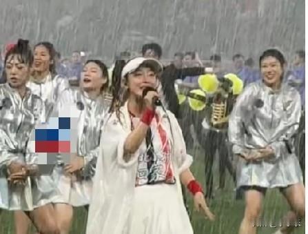 7月11日，沈阳，东北超联赛迎来哈尔滨队客场挑战沈阳队，歌手孙悦在大雨中嗨唱《大