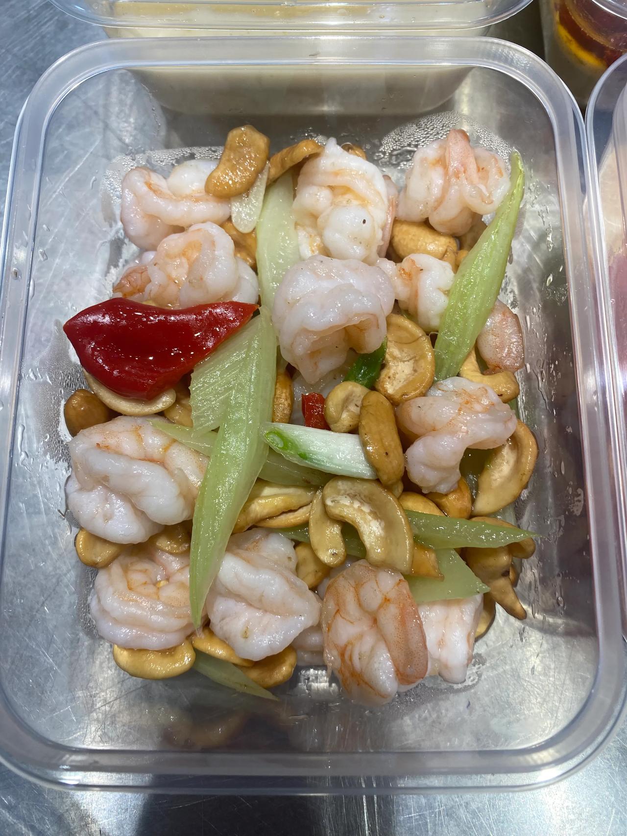 儿童节快乐，点3个菜：虾仁炒腰果，西红柿炒鸡蛋，酸菜鱼。

虾仁炒腰果：虾仁鲜嫩