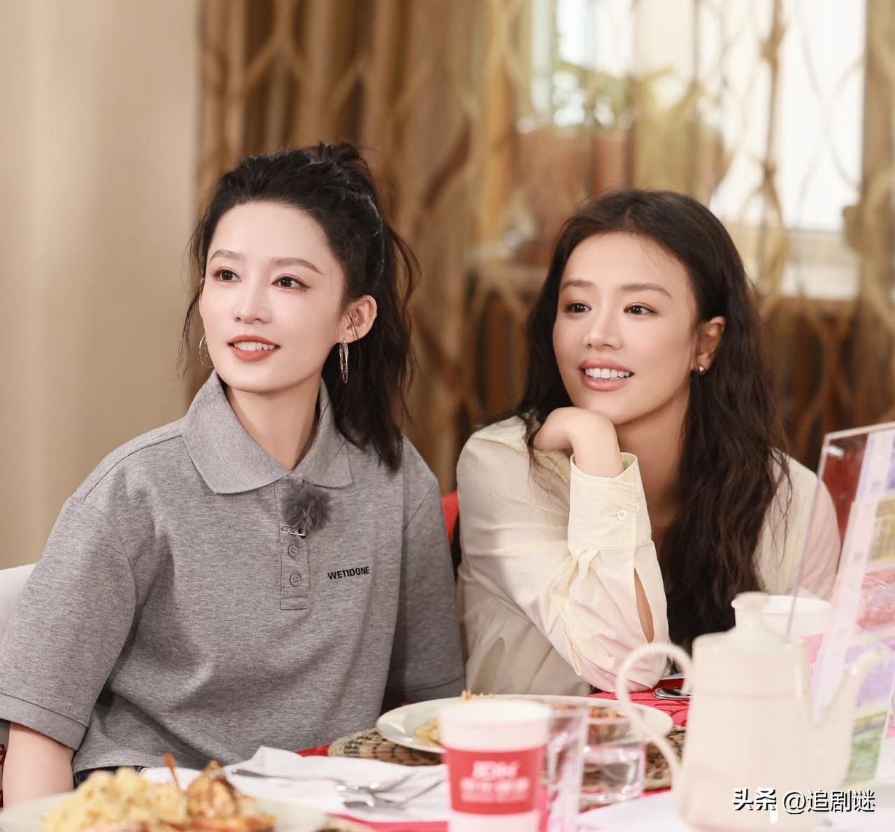 李沁，马思纯，好喜欢这样的合照。她们美得不一样，各有各的特点，不像现在有些明星看