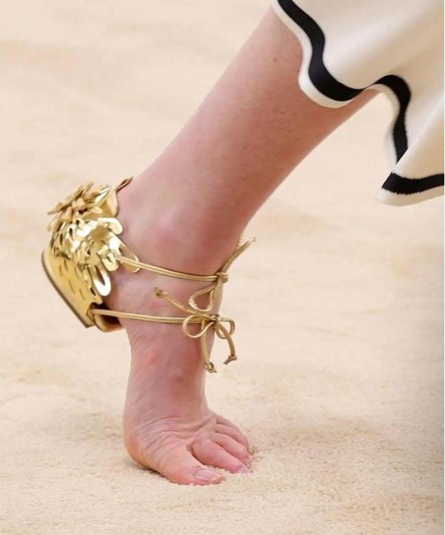 香奈儿新出的无底绑带鞋真的看呆我了！2027早春系列刚曝光，直接整了个无鞋底操作