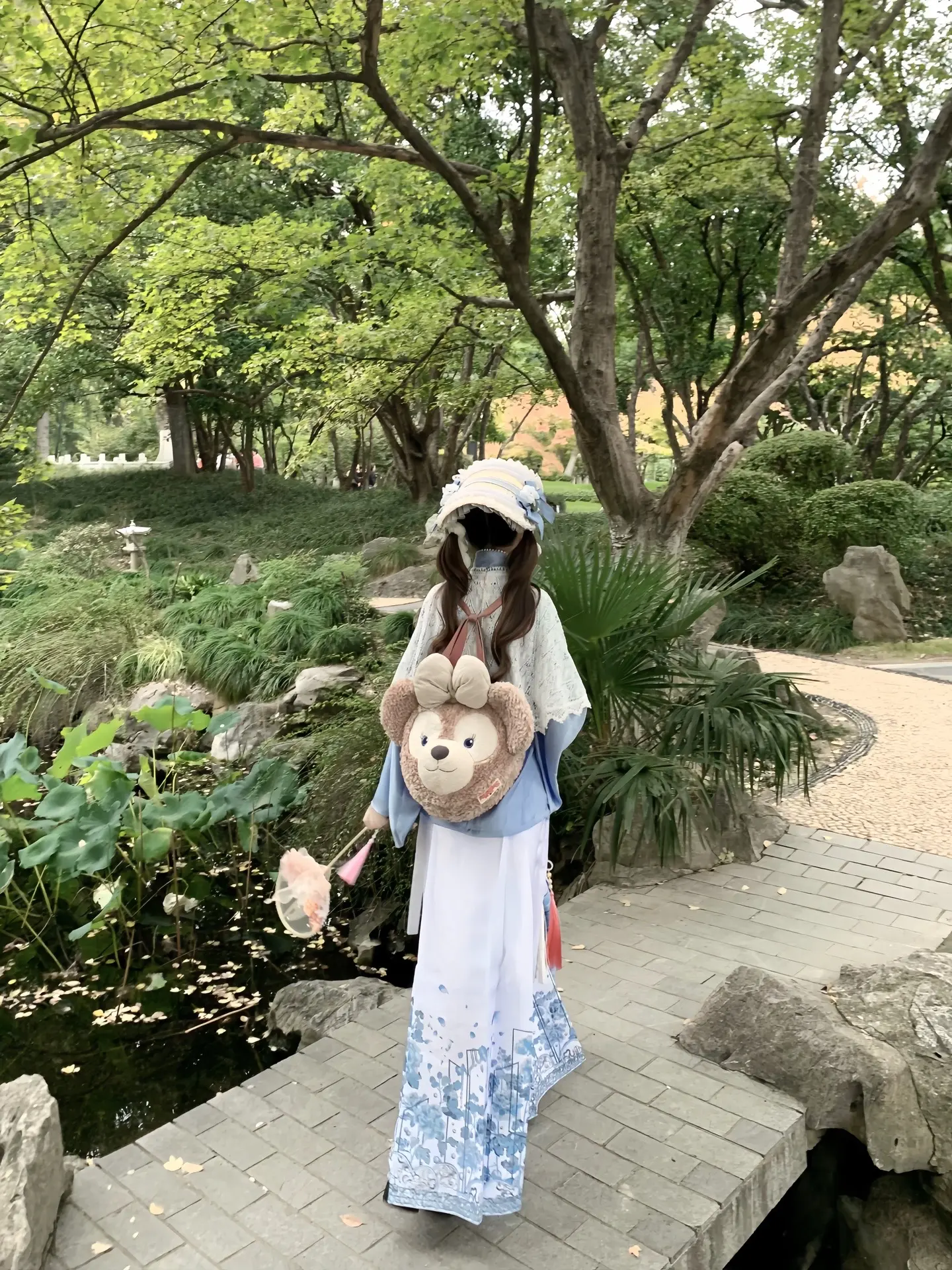 “恐有街头胭脂色 柳絮沾白血沾红”