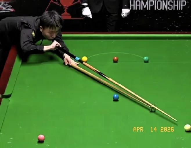 江俊轰出大号单杆破百138分，一杆清台零封穆迪，拿下第2局，比分2-0领先。
流