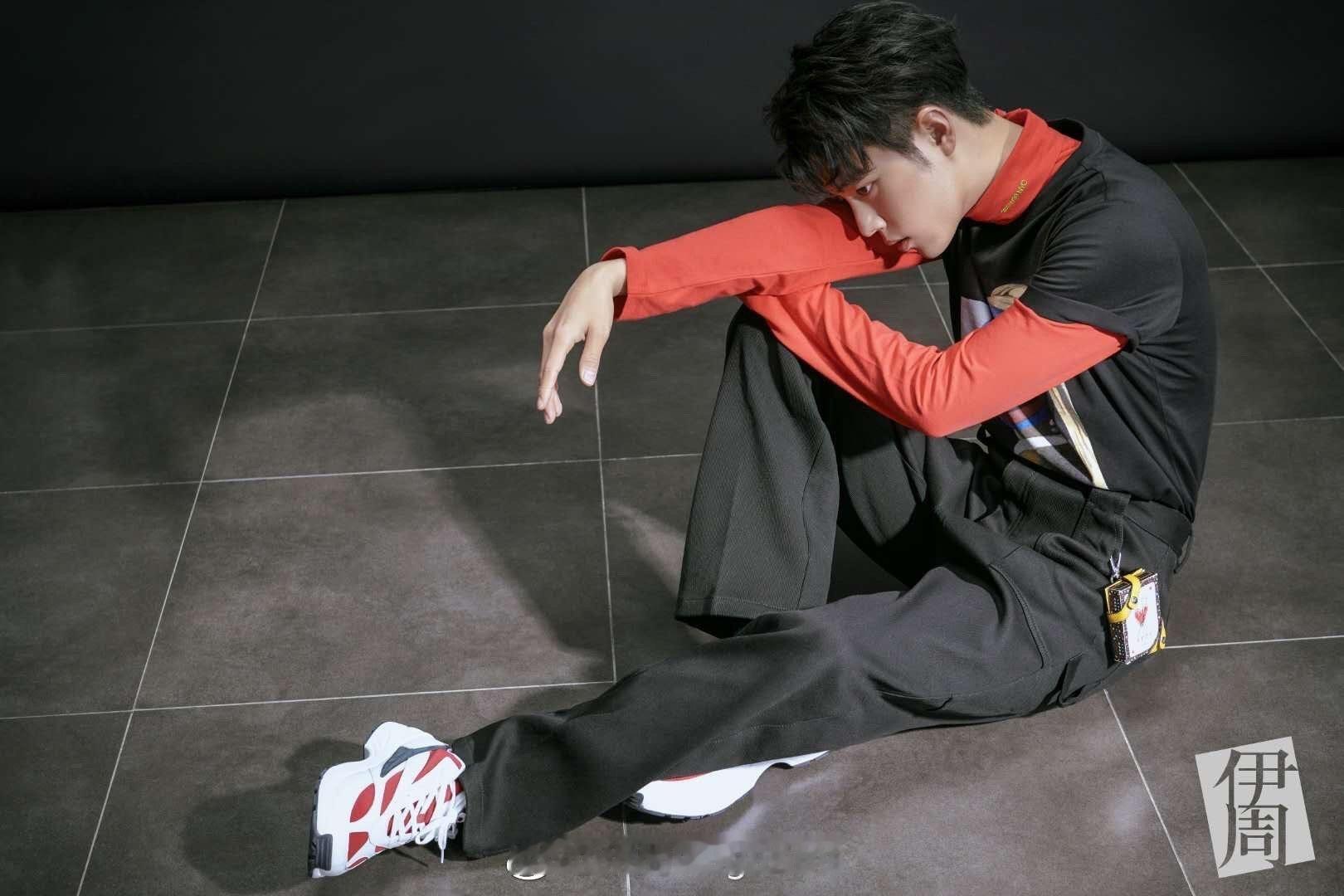 肖战我压力真的没有那么大最好的季节是有你在，青山草长，日光温良！肖战听到围观睡觉