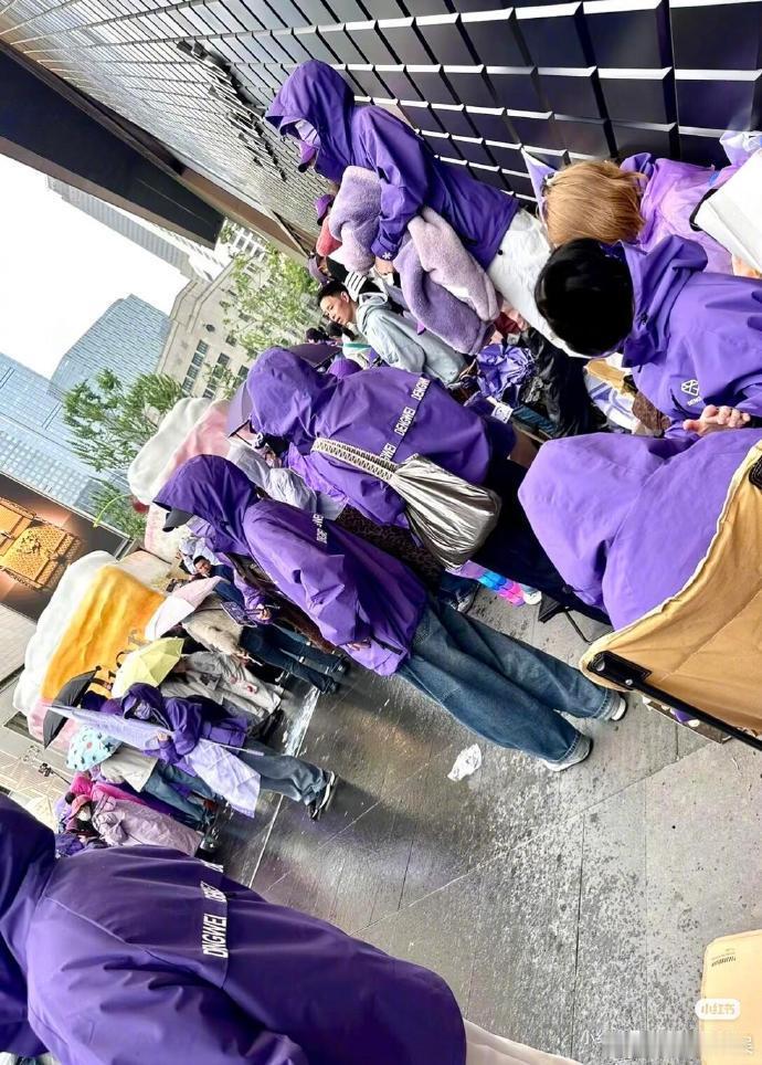 邓为花少8回国接机人气邓为花少回国应援一场跨越山海的线下相见，钻石齐聚机场打造壮