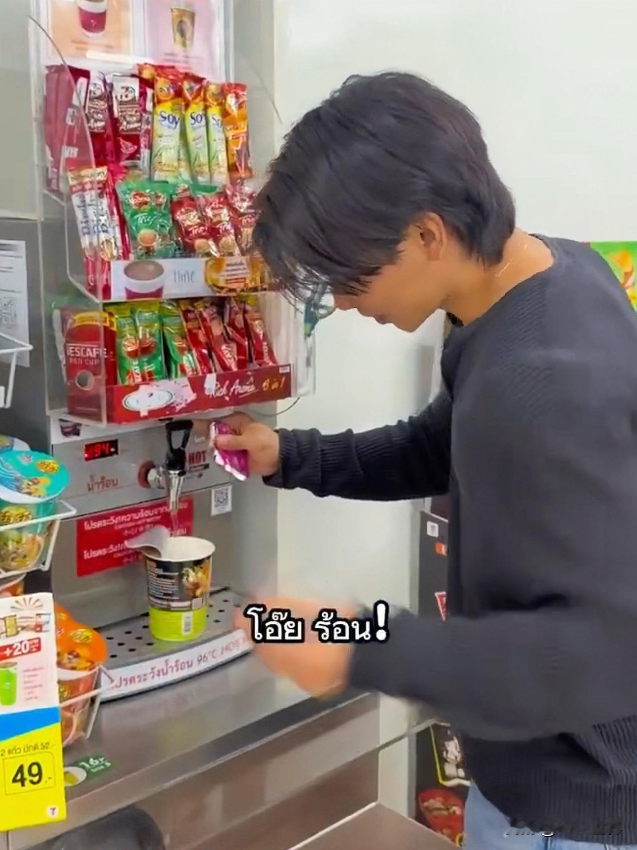 日泰两国的“泡面事件”继续发酵，今天有许多泰国人到便利店买一杯面，泡好再买单😂