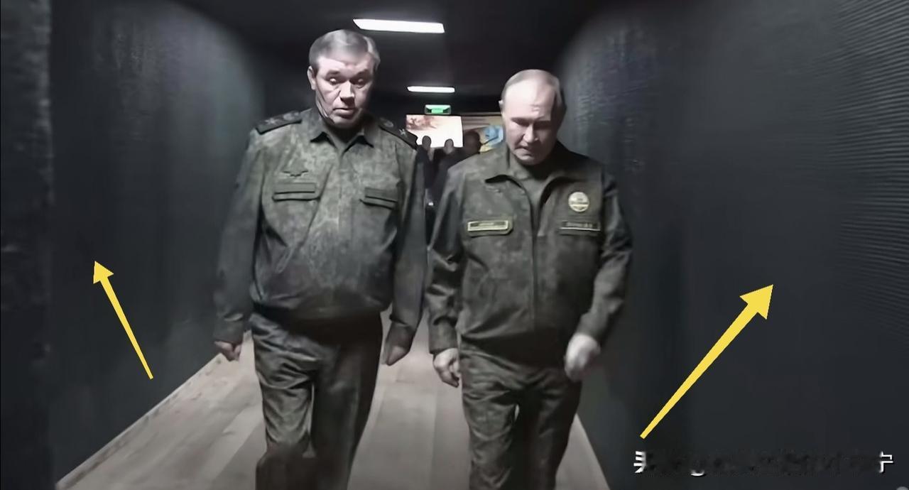 俄方透露出来一段极为罕见的地下作战指挥部的视频。格拉西莫夫大将陪同普京，行走在通