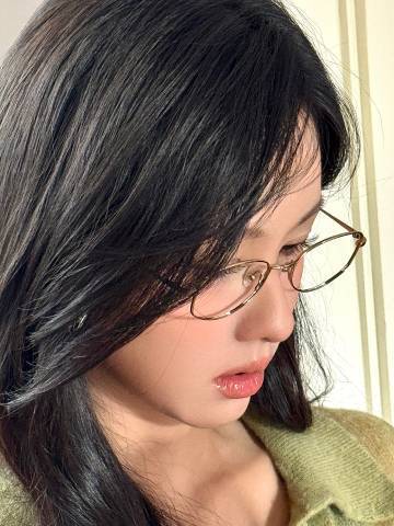 陈都灵银框眼镜高智感 银框眼镜一戴，陈都灵直接化身知性学霸！柔和的长相多了几分锐