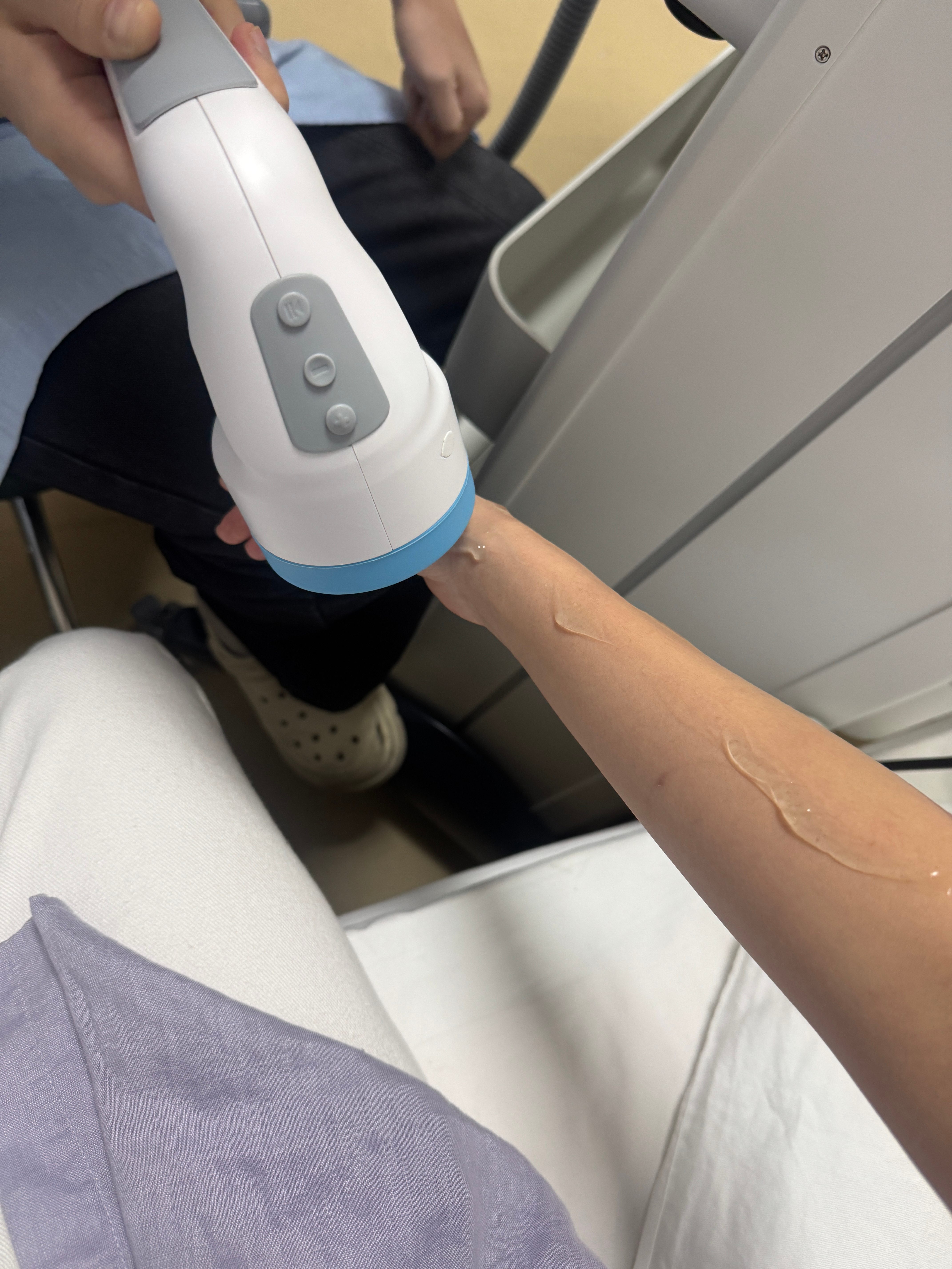 拍完全运会青年组之后腱鞘炎复发了，来斥巨资超声波治疗一下[捂嘴哭]腱鞘炎  ​​