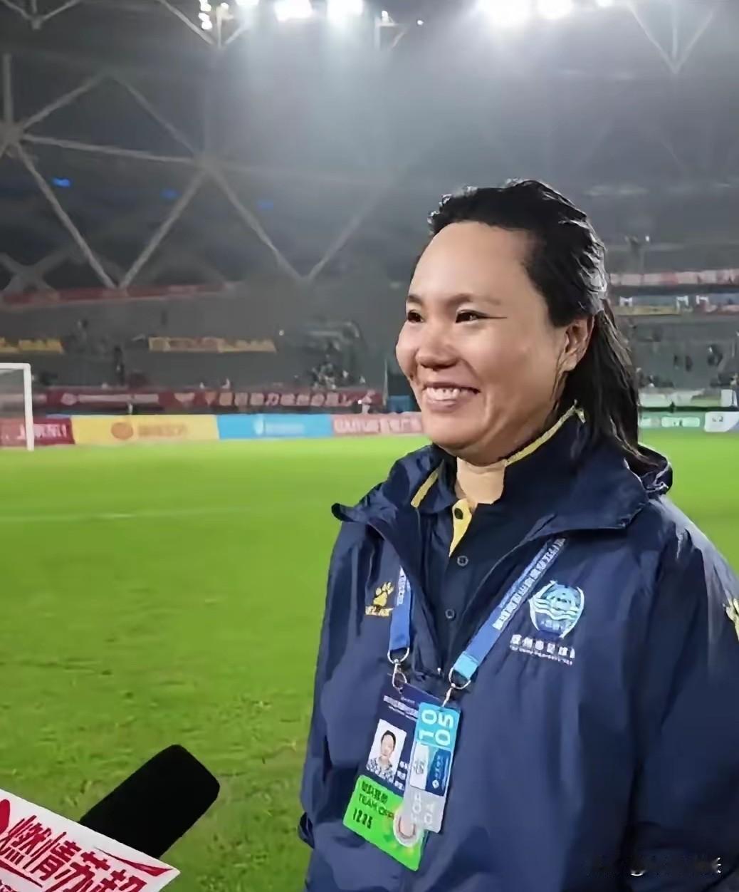 在中国足球界，周高萍是一位传奇人物。她带领泰州队从常规赛第6名实现逆袭，在淘汰赛