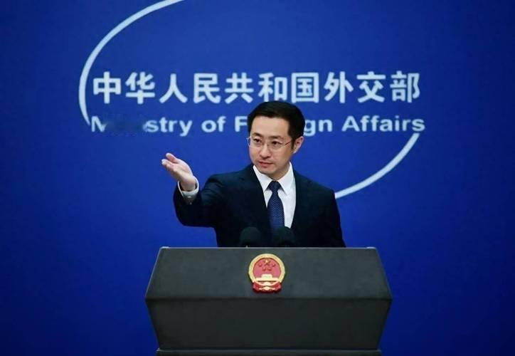 美：老弟呀！有事跟你商量。
熊猫：啥事？

美：你跟俄罗斯买油的事得停了。
熊猫