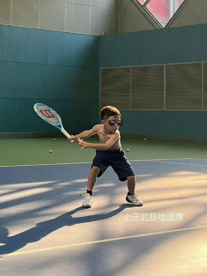 #周杰伦儿子打网球##周杰伦昆凌7岁儿子近照# 昆凌晒儿子打网球，看着昆凌瘦瘦小