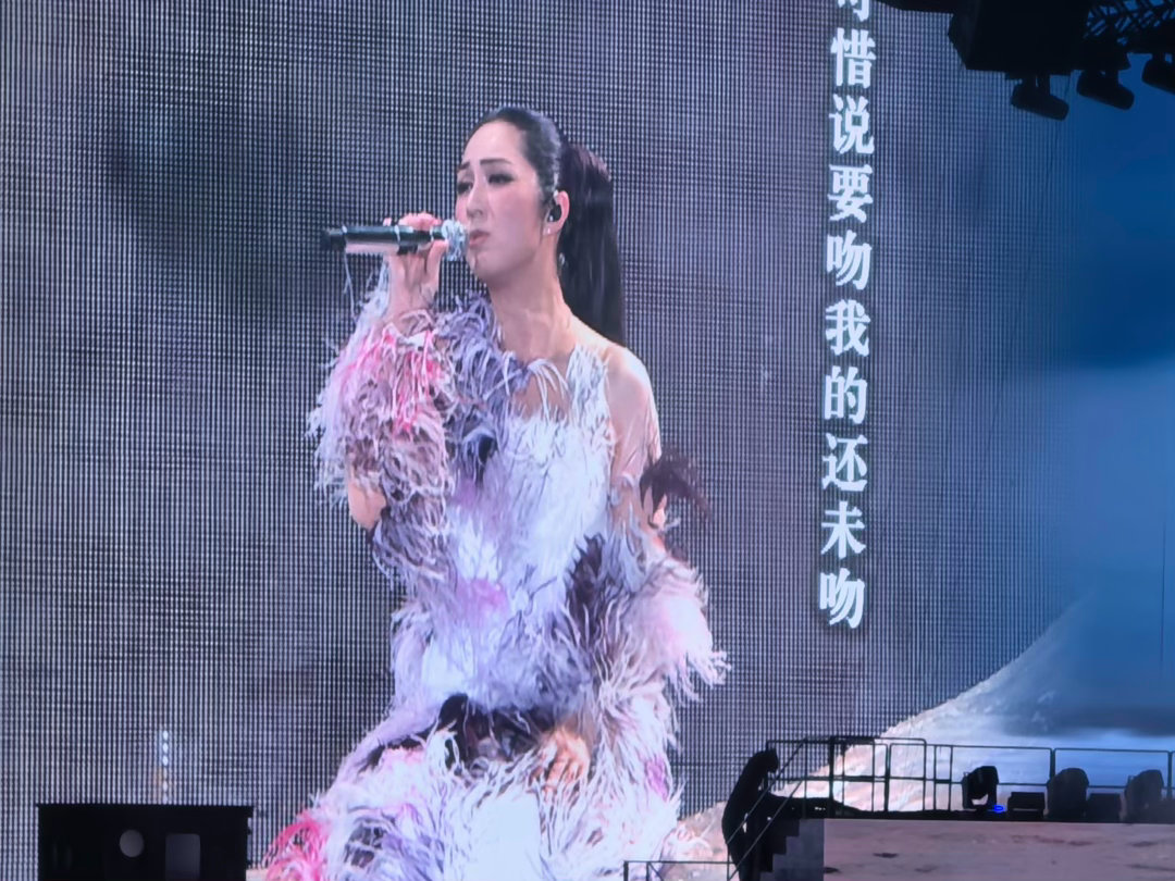 长沙的雨杨千嬅的面子 开场前还在担心雨太大，结果杨千嬅一站上台，雨就识趣地停了。