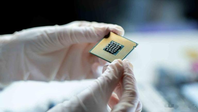 【默茨高喊“科技自主”，反对者：一纸雄心，高科技议程缺乏可行性】柏林的礼堂里，总