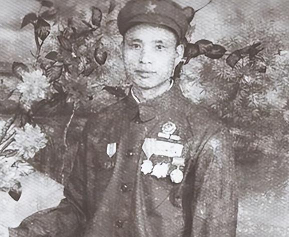 1951年朝鲜战场的黎明，敌人的火力点像钉子一样扎在山腰，余新发抱着刚从美军阵地