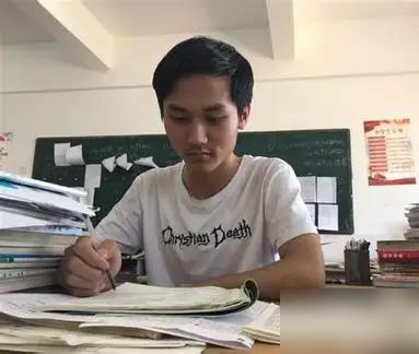 一个从山沟飞出的研究生，苦干 9 年，往家打款 70 多万，回村一瞅，二老居然连