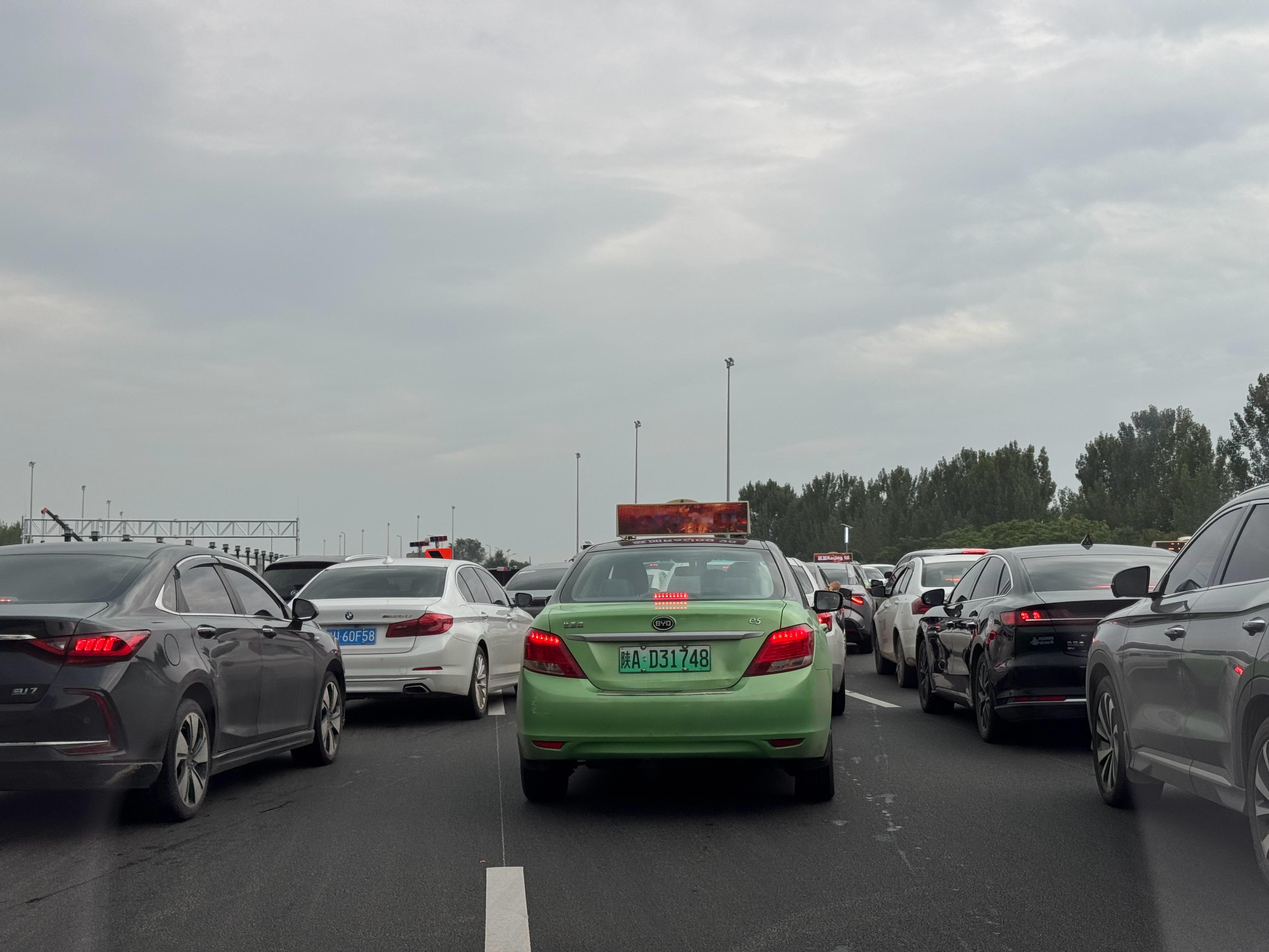 西安机场这个路也不知道什么时候才能修好，又堵车了。[哆啦A梦害怕] ​​​