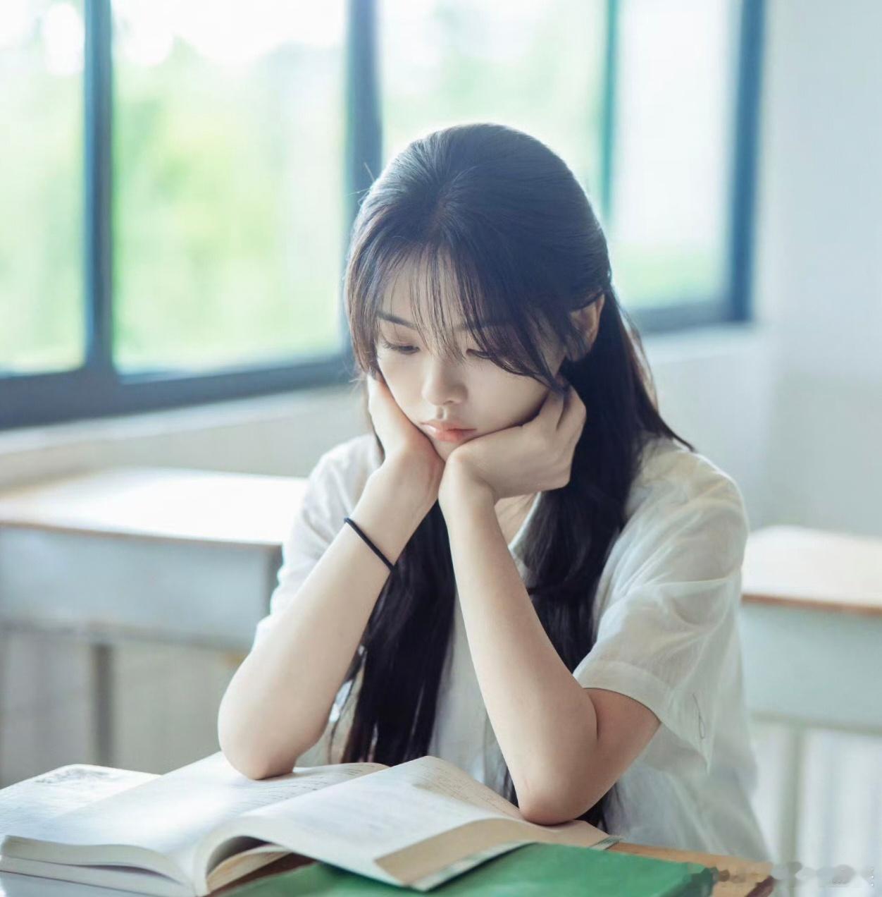 狠狠期待这个今天是太阳雨啦，杨超越校花级别，青春又忧郁，好美 