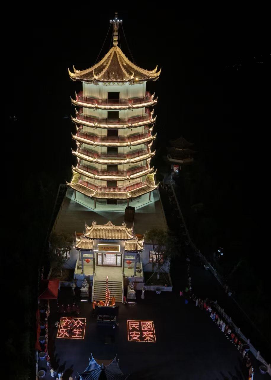 這就是《藥王寺》著名的藥師琉璃寶塔。很壯觀景色很美。