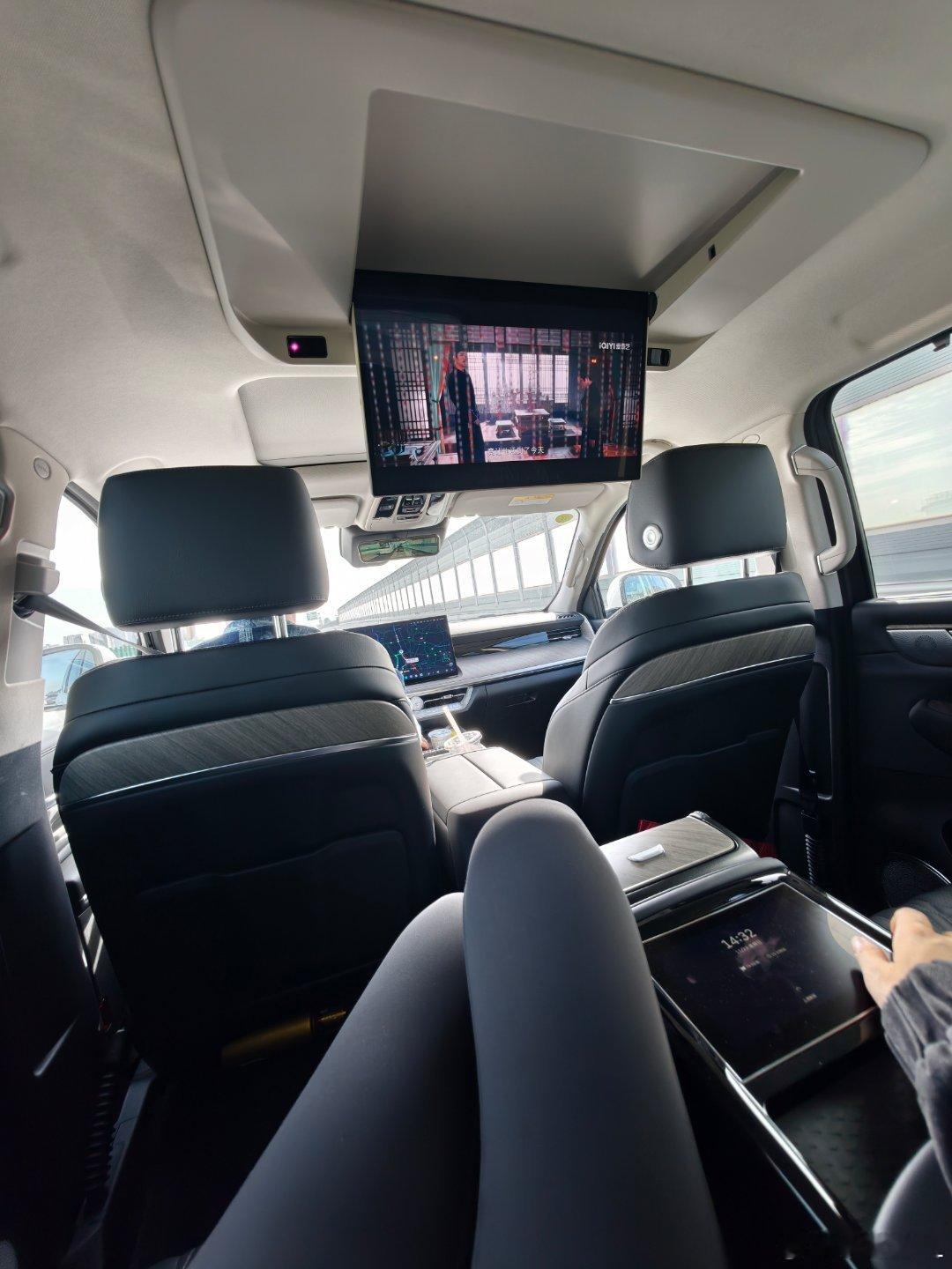我怎么感觉坦克500的后排比副驾还舒服。空间大，有遮阳帘+座椅按摩，还能一边追剧