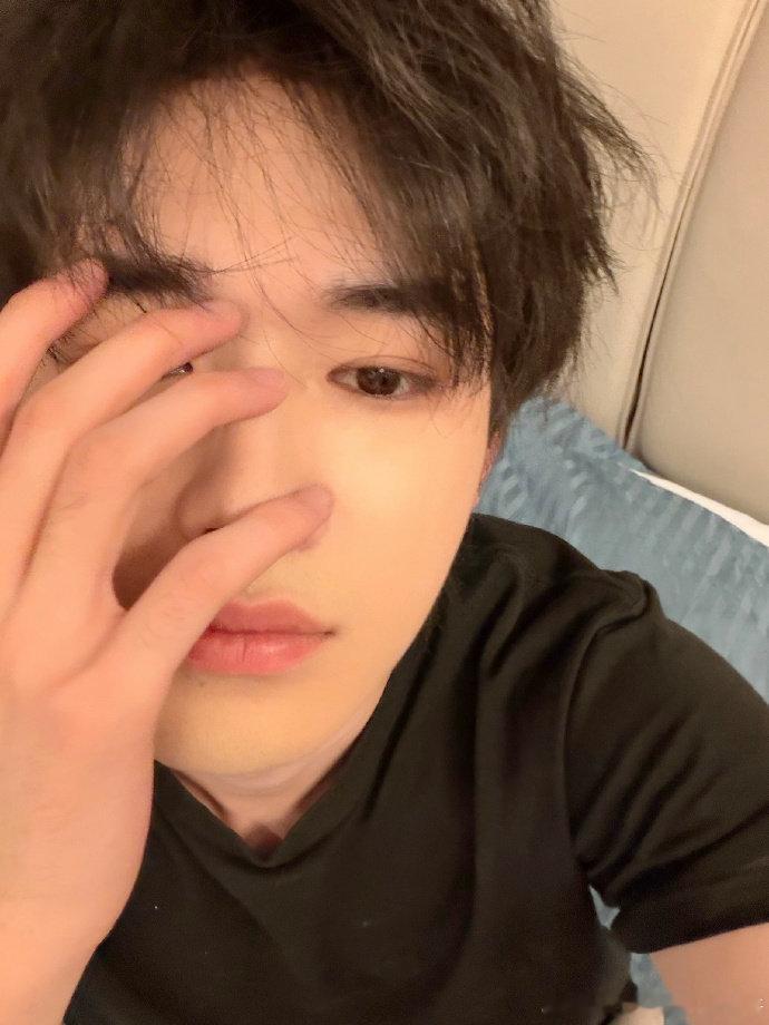 宋亚轩捂脸怼脸照宋亚轩捂脸怼脸好萌哇好萌怼脸皮肤也好好哦宋亚轩