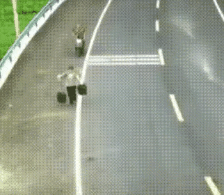 电瓶车上路有点急，一头撞上挑粪的桶，当场给地面免费“浇” 了波有机肥，场面那叫一