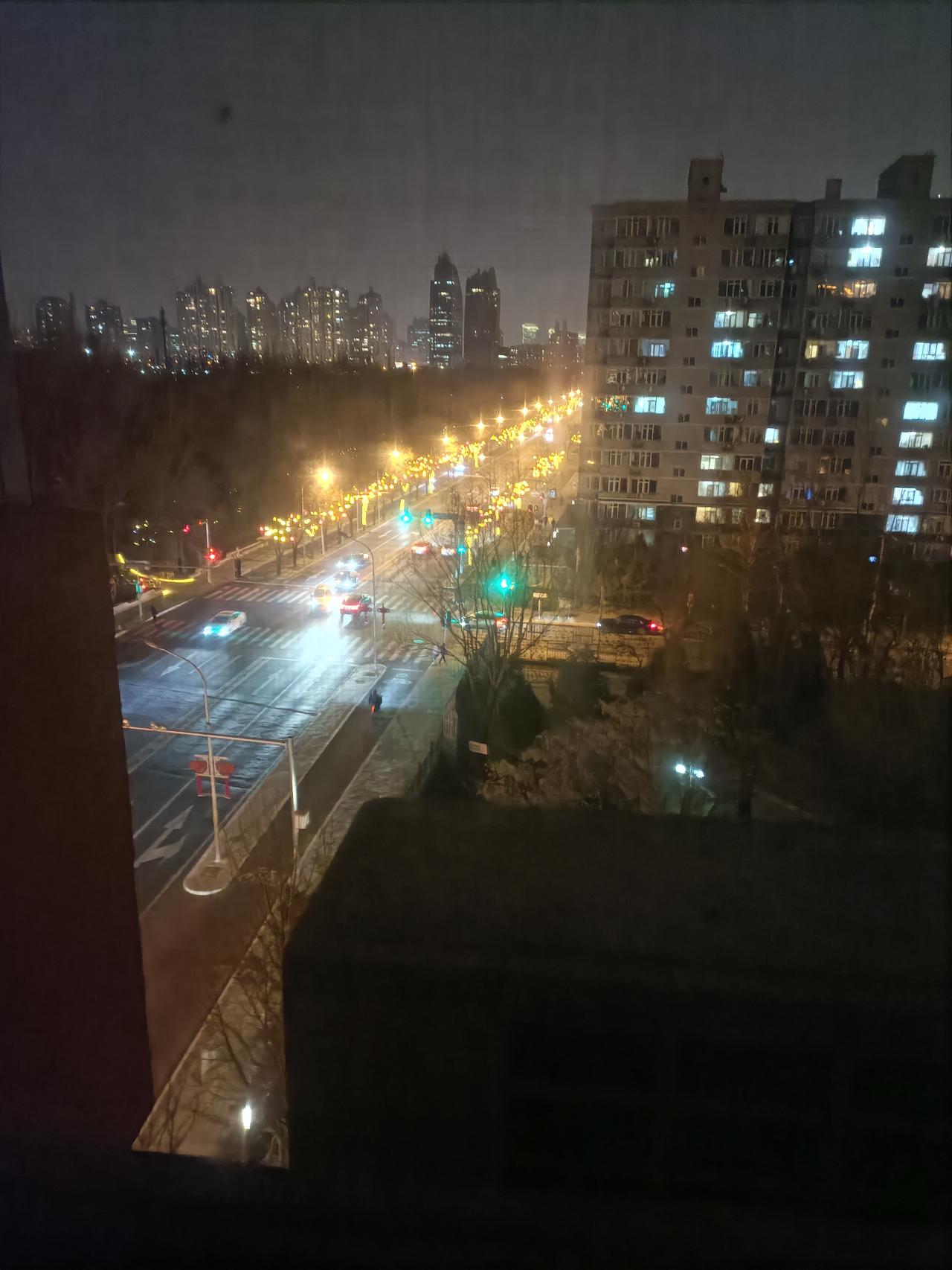 分享一下你随手拍下的夜晚快过年了，北京所有的大街小巷都挂滿了灯笼，到处展现灯火通