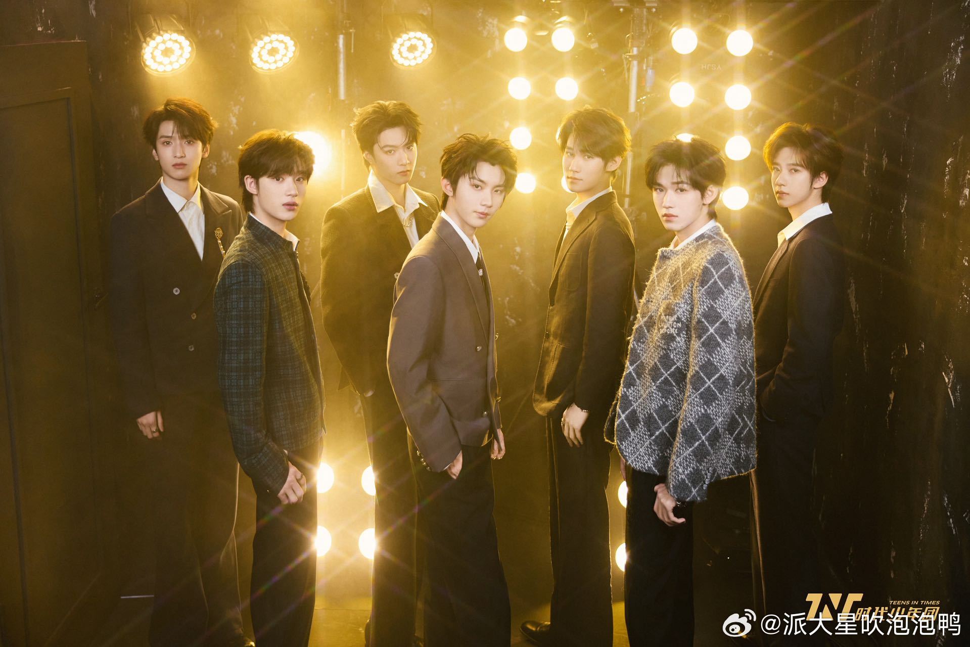 这一屏幕怎么全是时代峰峻的 穆祉丞在现场直接采访时代少年团，整个互动过程特别自然