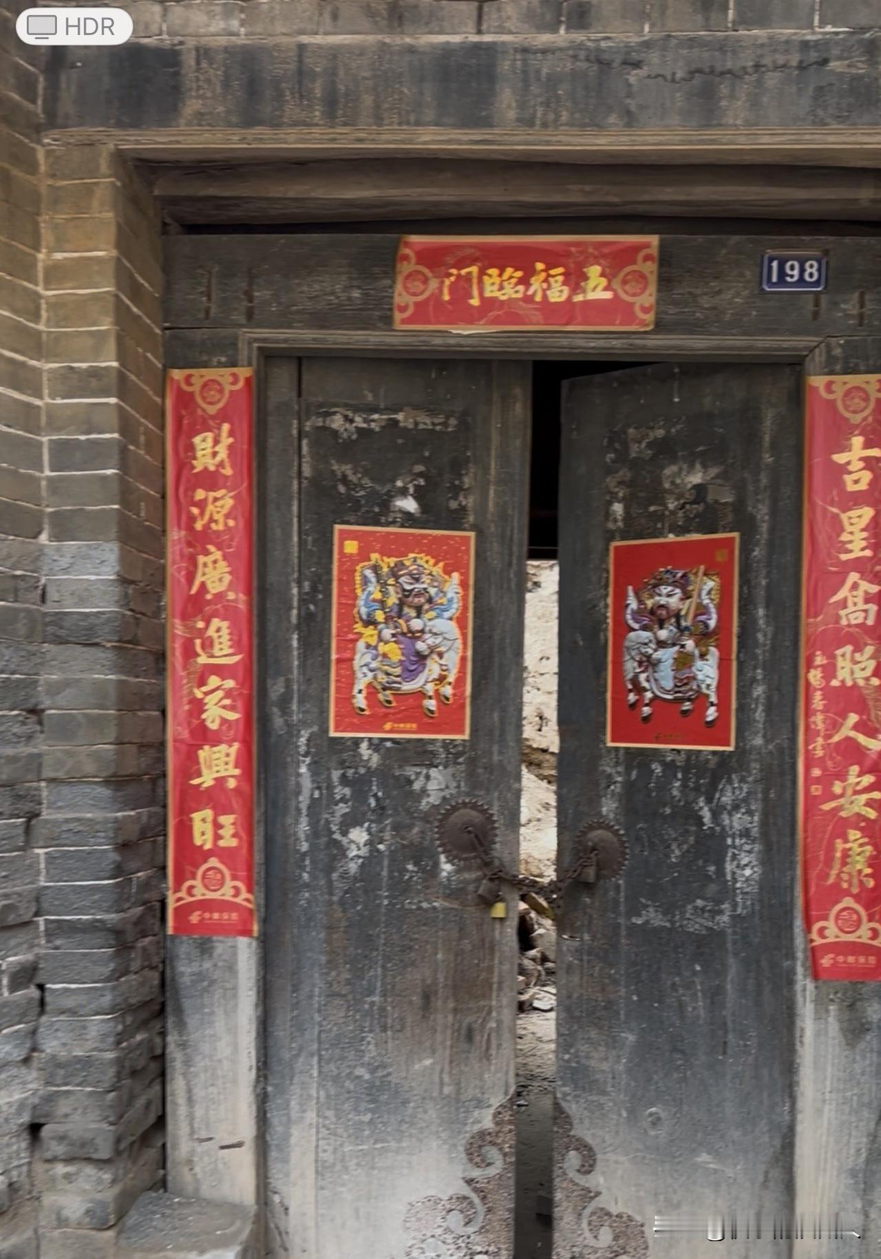 山东滨州惠民县胡集镇东屯村里还能看到好几处这样的老房子，青砖灰瓦木头门，很有年代