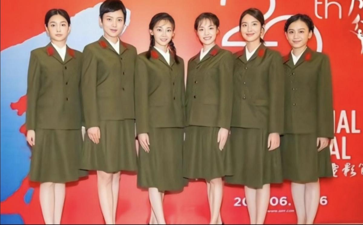 当年冯小刚的电影《芳华》捧红了五个美女——钟楚曦、杨彩钰、苗苗、刘晓峰、周放。现