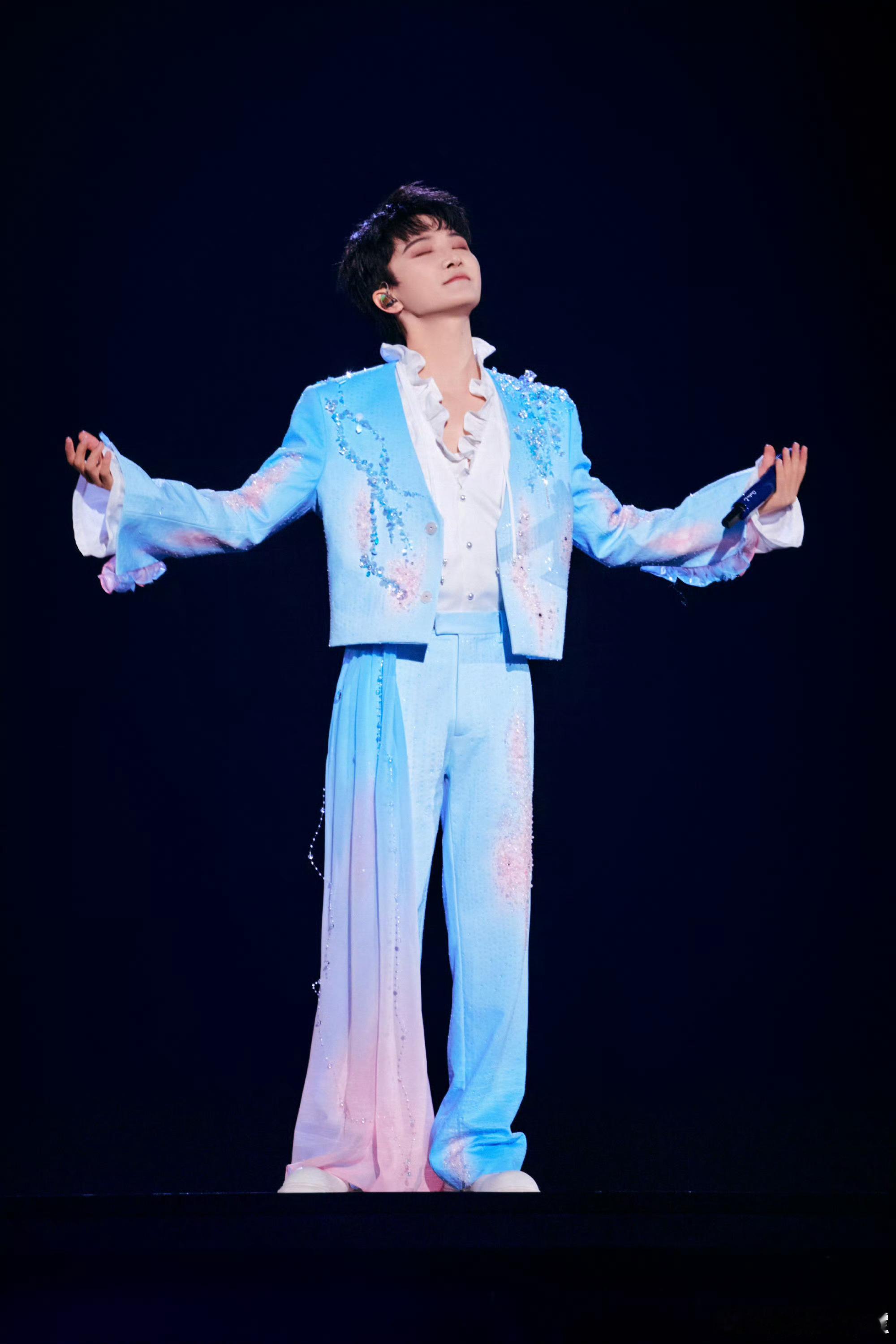 顺顺利利周深成都演唱会周深2025深深的巡回演唱会周深[超话] ​​​