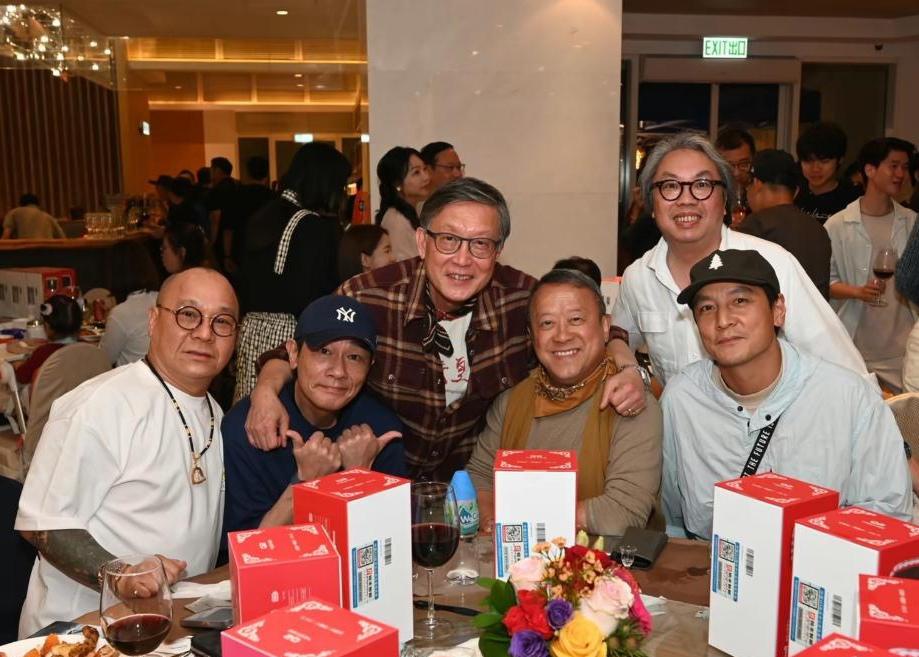 几位香港影视圈的知名人士合影：

我认出了穿白T恤、戴着眼镜与项链、有纹身的吴志