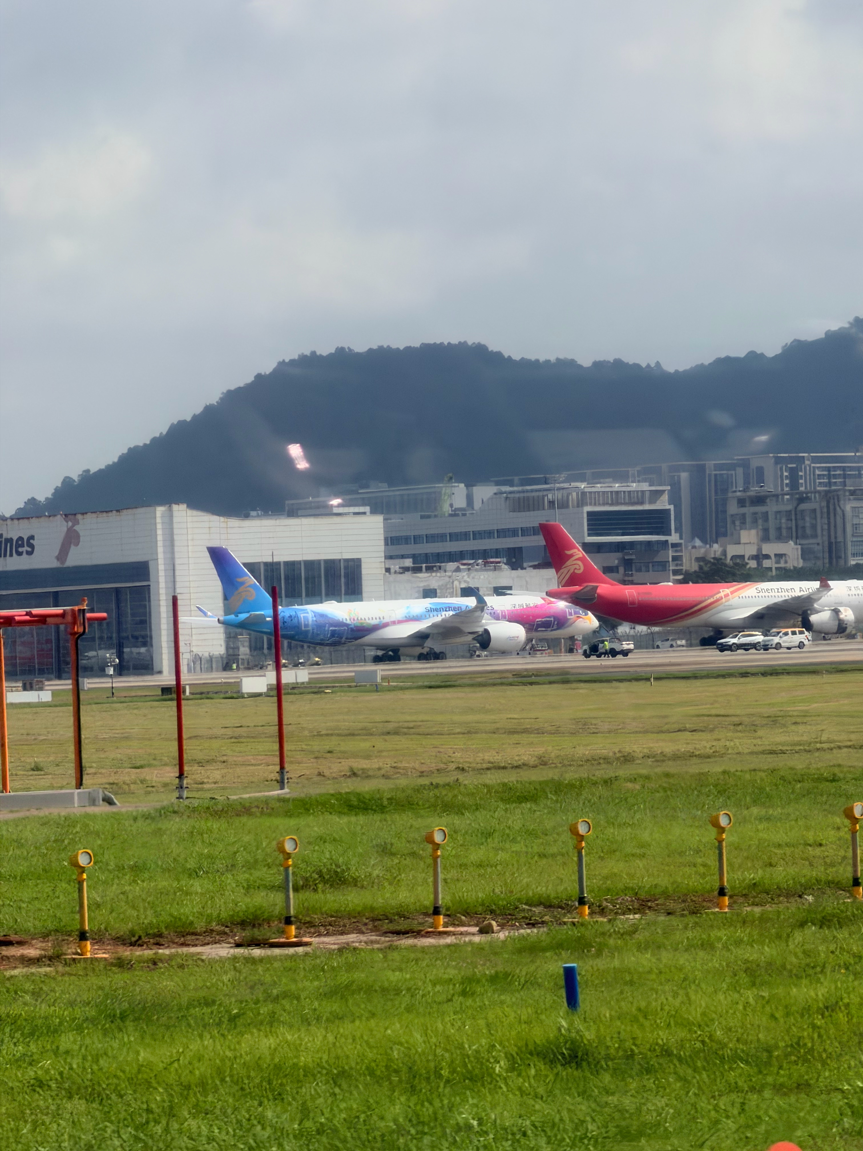 今天早班机摆渡车给我拉到深航基地了偶遇路过了深航首架A350这个新涂装有点帅啊 