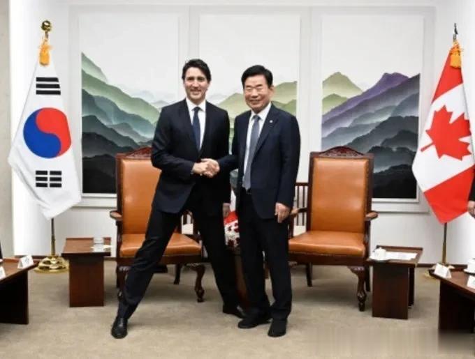 加拿大总理特鲁多和韩国议长合影，
这个姿势被媒体夸赞:贴心 ​​​！