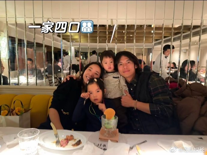 张婉婷晒一家四口全家福 张婉婷晒一家四口全家福，这又是何意味呢... 张婉婷歌词