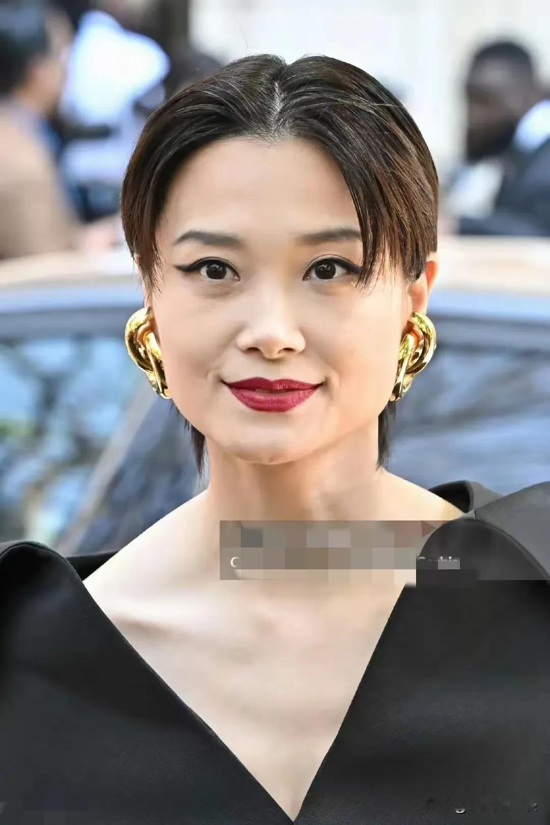 40岁不谈恋爱，不结婚生娃，怎么老成这样了？
明明记得她还是那个想唱就唱的青春小