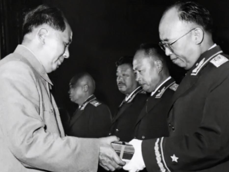 罗荣桓弥留之时，罗东进匆忙赶来探望，父亲却严厉斥责：你此刻本不应来看我！
195