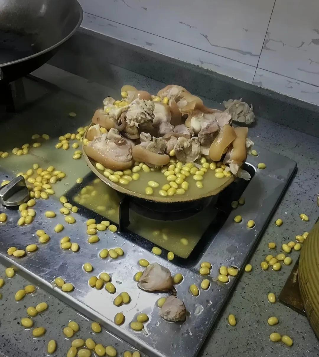 网购的锅！9块9！第一次用！凭什么这样对我？我就是经济条件不行所以买便宜的，为什