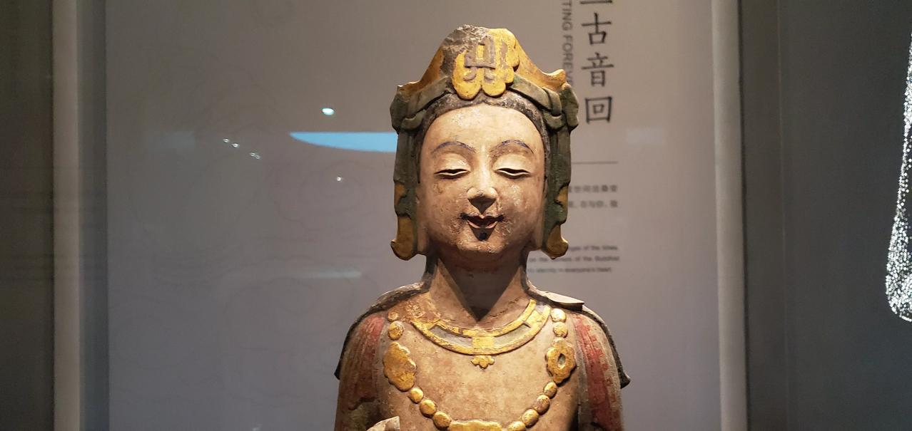 王铎：青州博物馆里的雕塑艺术
看官，在青州博物馆里，可以看到许多彩色的雕塑艺术。