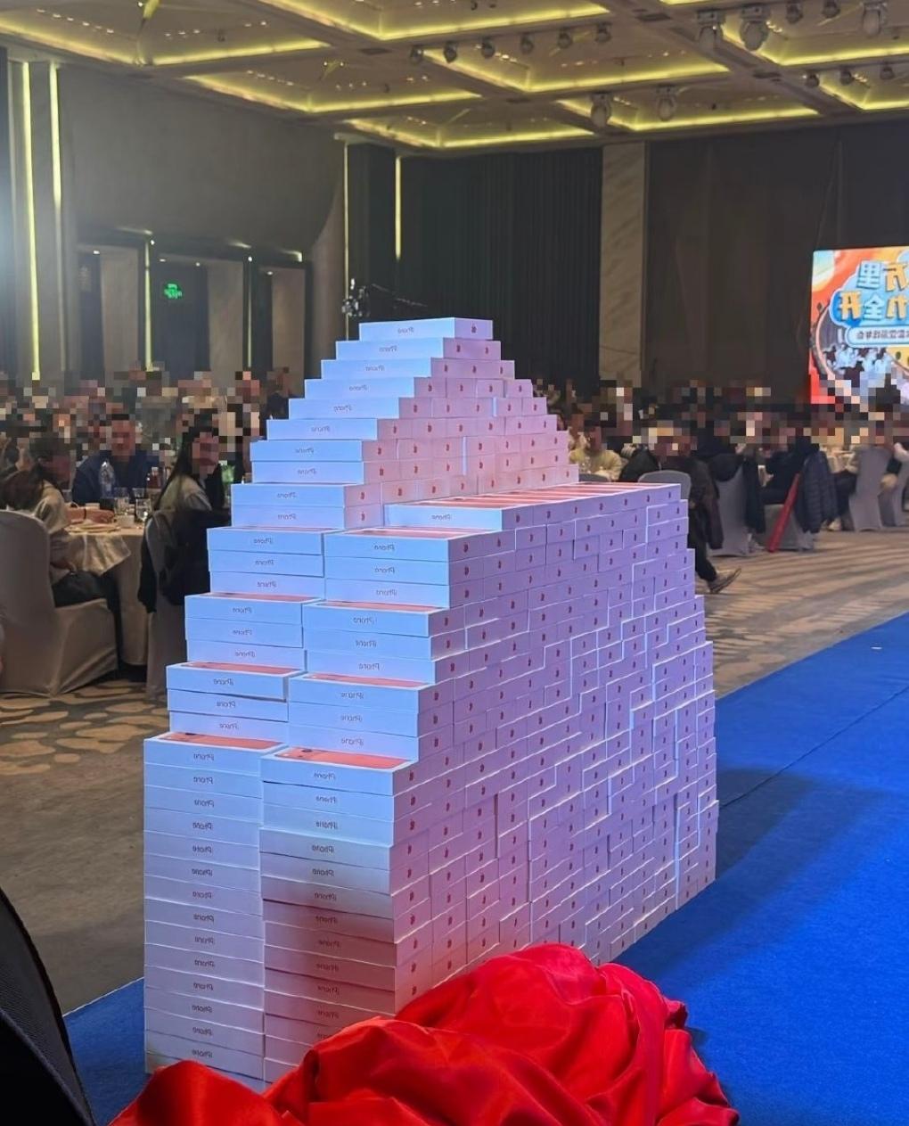 老张今年年会走了大运——当老板亲手把那个标着“特等奖：新款苹果手机，价值9988