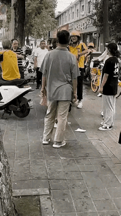 大妈这次遇到硬茬了，无奈使出最后一招倒地装死了，可恨至极！我小伙子是正当还击，并