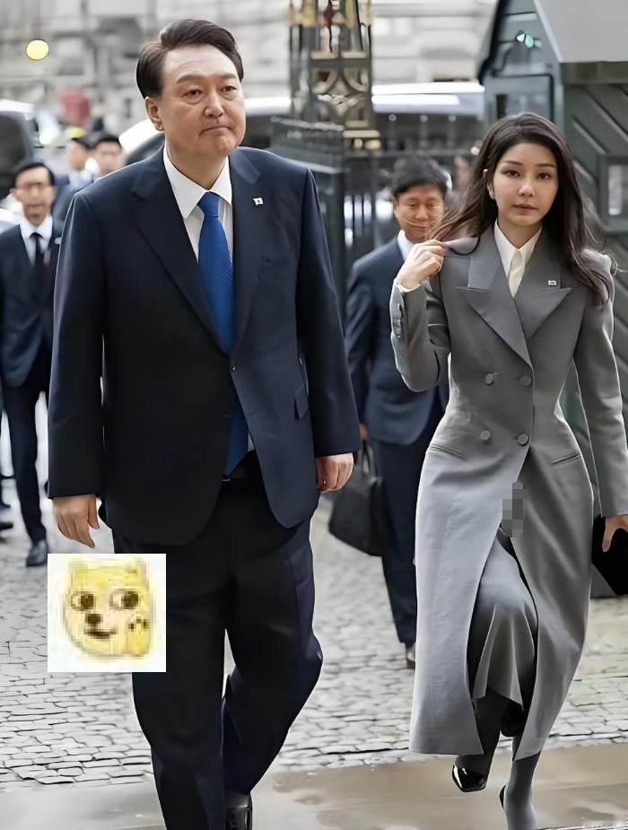 李在明就是不放过尹锡悦，
跟尹锡悦老婆漂亮无关，但是其中内涵引人深思，
李在明的