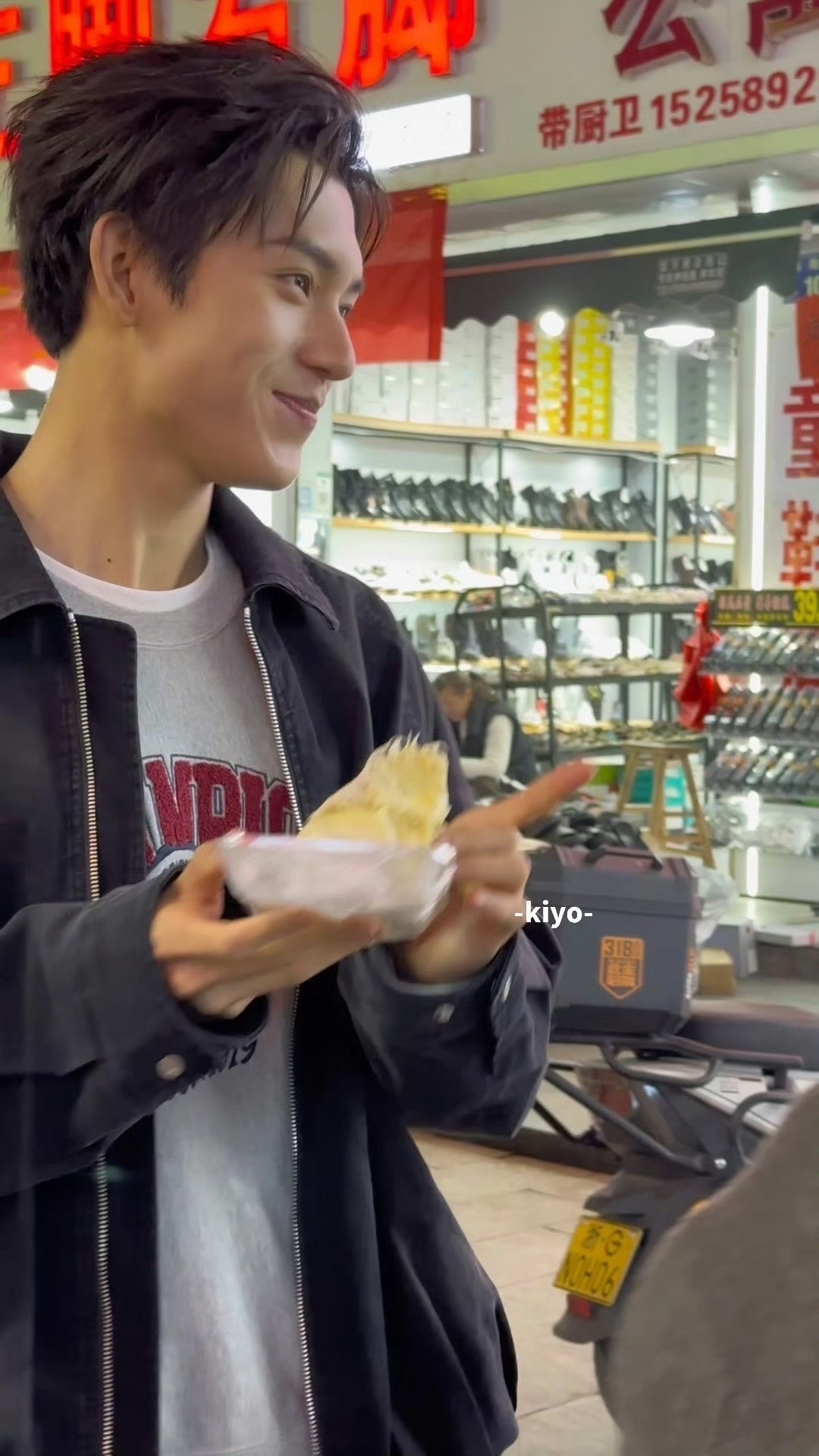 林沐然当街啃榴莲林沐然夜市吃榴莲林沐然在夜市上当街啃榴莲，世子也太可爱了！ 