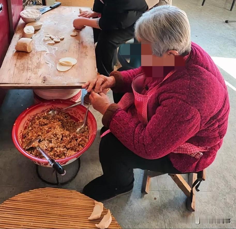 我奶奶今年80岁了，俩儿媳，一个也不看上，我奶奶真的太有本事了，一般人都入不了她