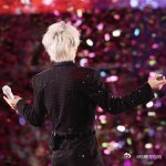 薛之谦黑色深V 谁能拒绝黑色深V的薛之谦！又帅又野又贵气，剪裁利落超显身材，舞台